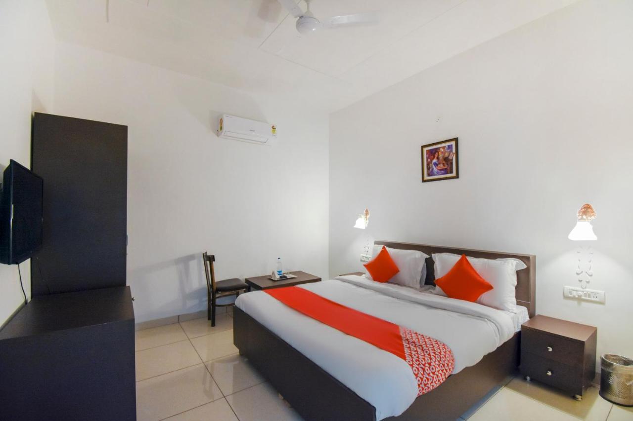 Oyo 75460 Sky High Residency Hotel Ludhiana Buitenkant foto