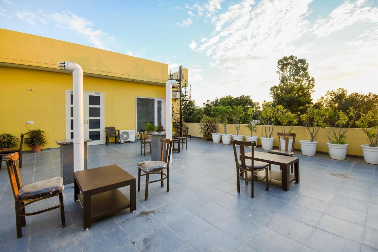 Oyo 75460 Sky High Residency Hotel Ludhiana Buitenkant foto