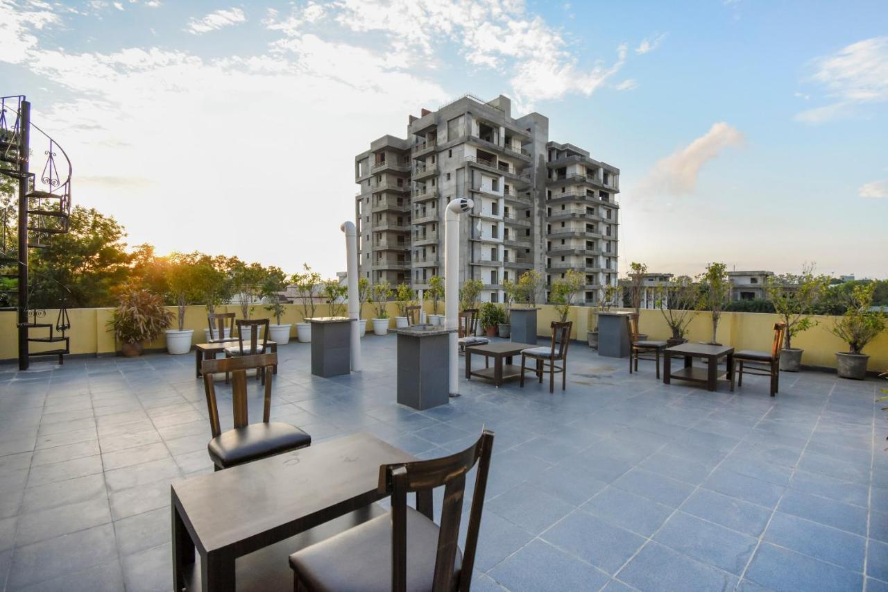 Oyo 75460 Sky High Residency Hotel Ludhiana Buitenkant foto